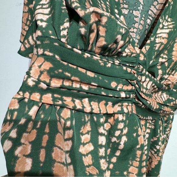 SHEIN Green and Tan Patterned Short Sleeve Blouse. Size 1XL - Picture 4 of 6